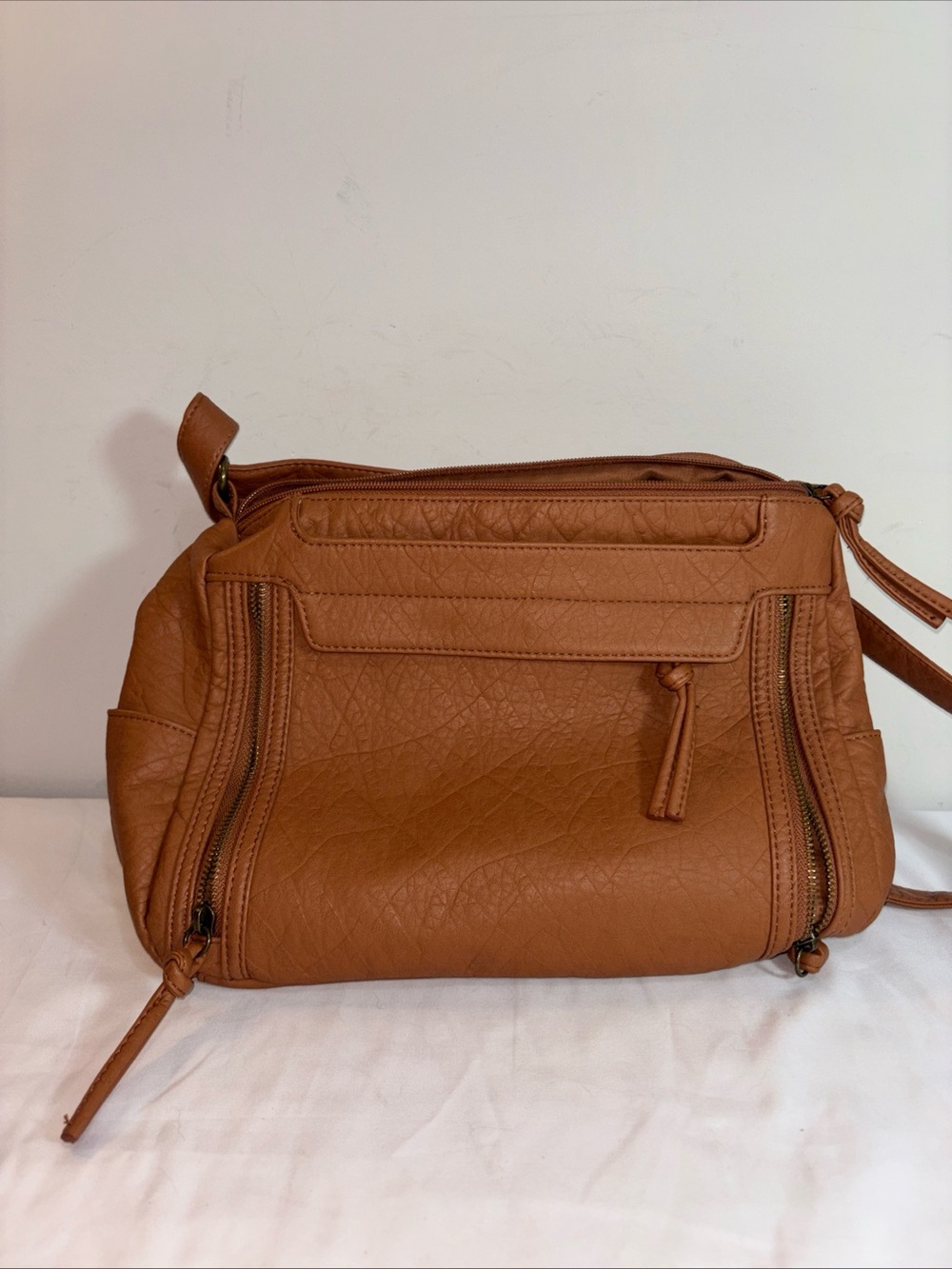 Bueno Classic Tan Crossbody Bag - Sleek Everyday Carry.